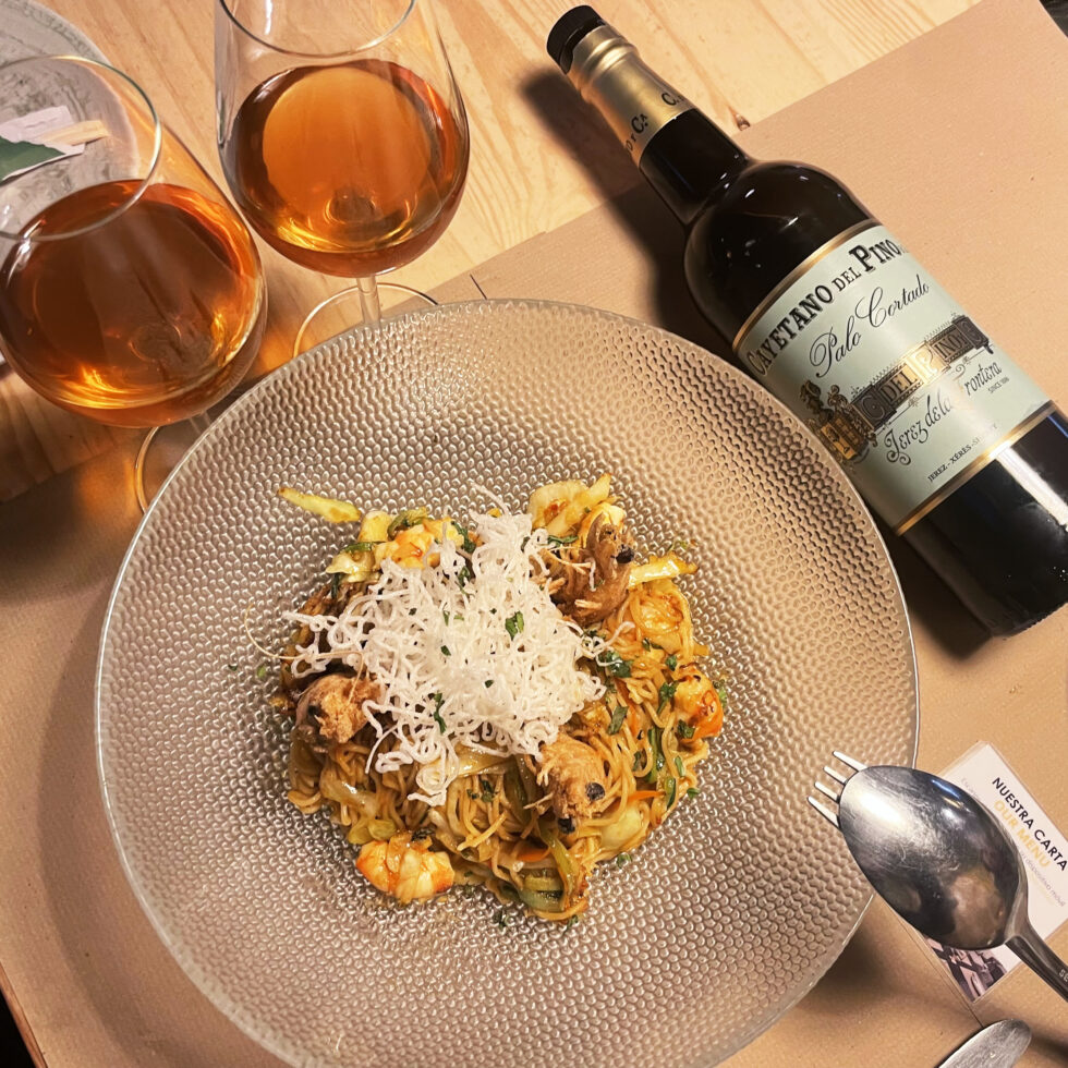 Unas copas de Palo Cortado Solera con un Wok de verduras y langostinos en Roneo